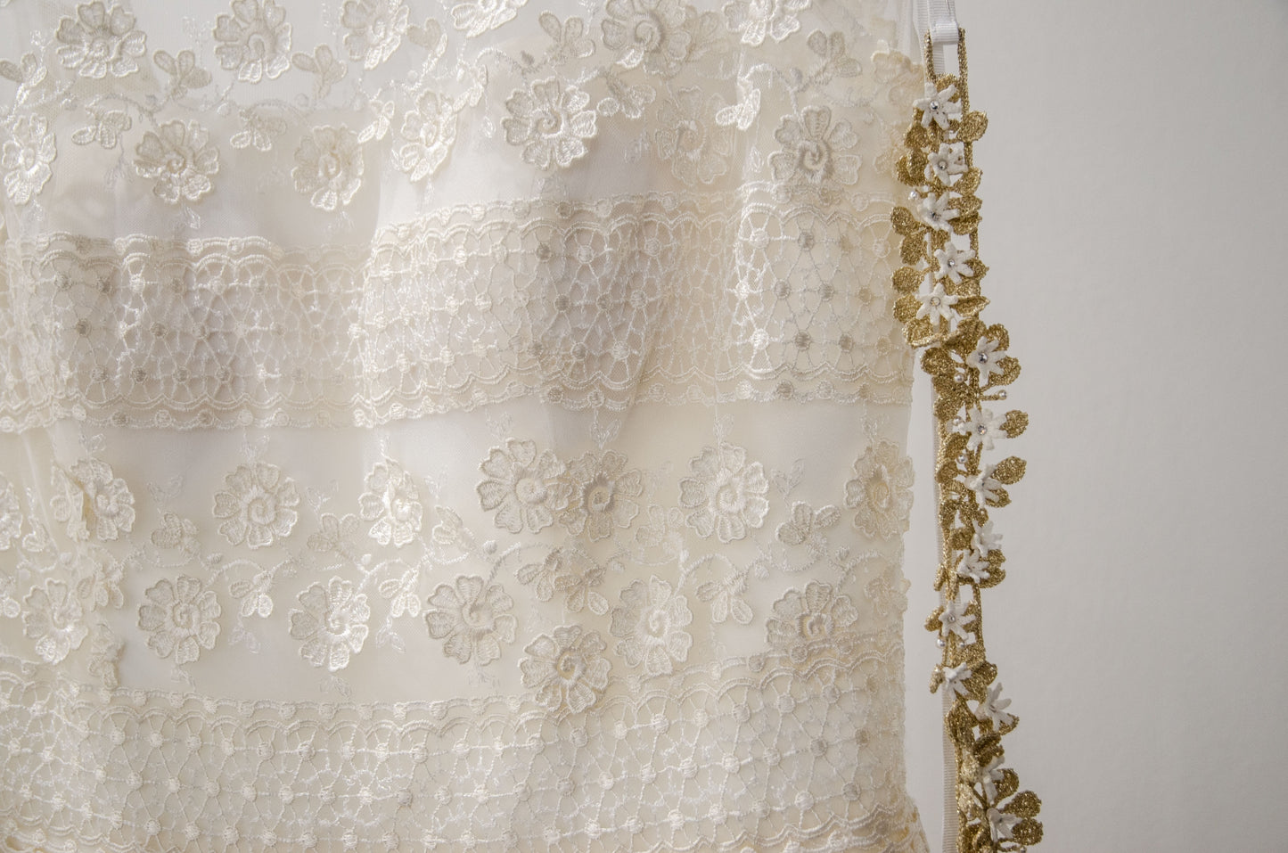 Aurea - Cintura per abito da sposa, ricamato in crochet con filato oro