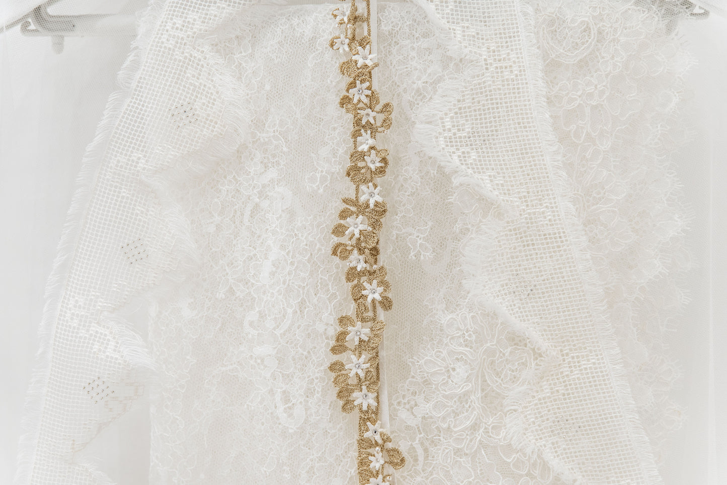 Aurea - Cintura per abito da sposa, ricamato in crochet con filato oro